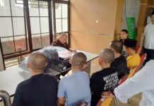 Berkas 5 Tersangka Pengeroyok Wartawan Dilimpahkan ke Kejari Serang , Satu Berkas dari Brimob Dalam Proses Lima tersangka kasus pengeroyokan kepada wartawan, saat di Kejari Serang, Senin (20/10/2025).