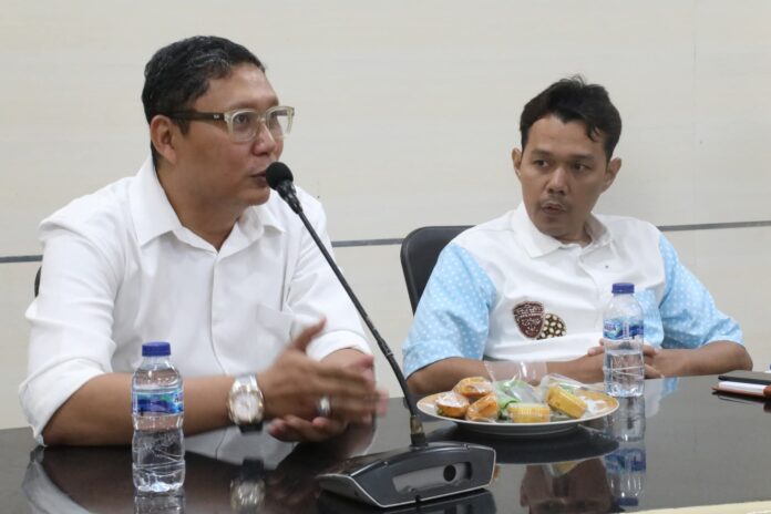 Ketua Forum Honorer Kota Serang (kiri) bersama wakil walikota Serang.
