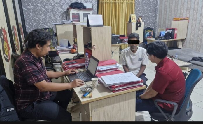 Tersangka pencabulan ke keponakan. (Tengah) saat diperiksa di Polresta Serang.