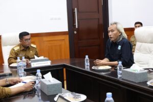 Direktur Eksekutip LSM Rekonvasi Bhumi audiensi dengan gubernur Banten Andra Soni.