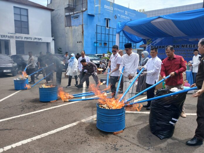 Pemusnahan Barang Bukti Kejahatan di Kejari Serang.