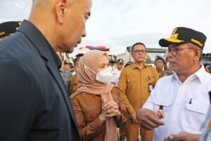 Bupati Serang Ratu Zakiyah Dampingi Gubernur dan Kapolda Sidak Truk ODOL di Bojonegara.