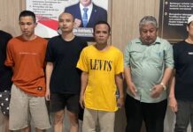 Gara-gara Tipu Mantan Ketua MUI Kota Serang Ratusan Juta, Mantan Jubir Atut Dipenjara Tersangka kasus penipuan Akhmad Jazuli (kedua dari kanan).( foto : istimewa)