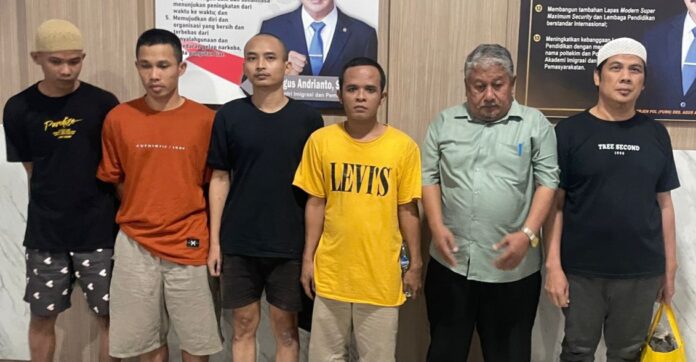 Jazuli4 Tersangka kasus penipuan Akhmad Jazuli (kedua dari kanan).( foto : istimewa)