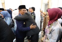 Lutfi Mujahidin Menangis Haru Usai Dilantik Jadi Kepala BPBD Banten Gubernur Banten Andra Soni Memelul Lutfi Mujahidin ,yang dilantik jadi Kalak BPBD Banten.