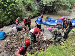 Denpom Banten Bersih-bersih Kali Banyemqqqq