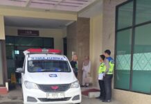 Rektor Untirta : Kami Kehilangan Pendidik Pekerja Keras dan Berdedikasi Tinggi, Dr. Rahmi Winangsih Ambulan pembawa almarhum dr Rahmi Winangsih.
