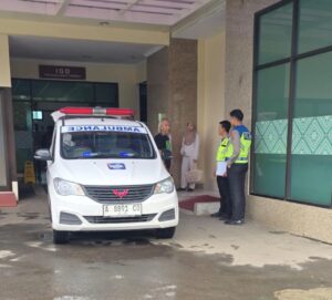 Ambulan pembawa almarhum dr Rahmi Winangsih.