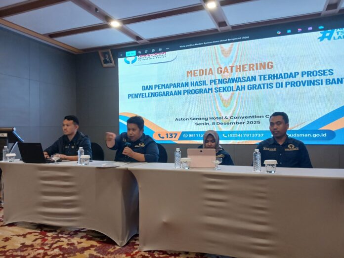 Ombudsman Banten Ketua Ombudsman Banten Fadl (kedua dari kiri).