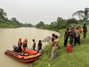 Tim SAR Gabungan di sungai ciujung.