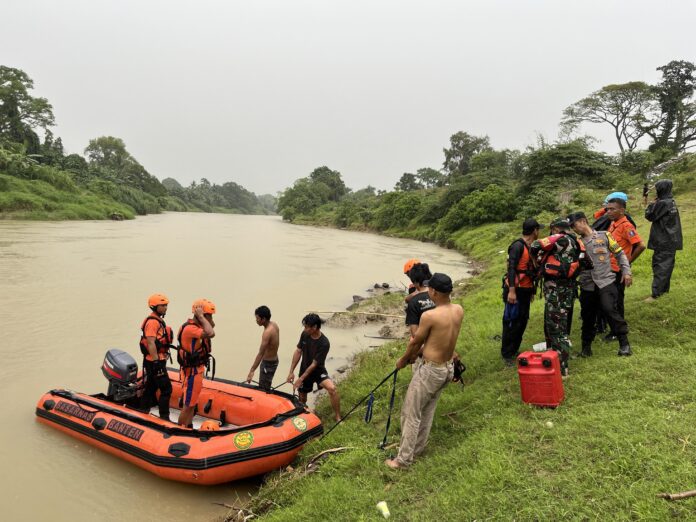 SAR Banten Tim SAR Gabungan di sungai ciujung.