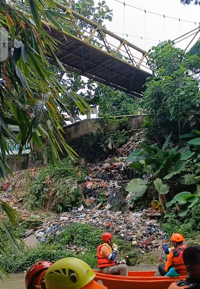 Sampah Kali Banten4 Tumpukan sampah di kawasan kampung baru