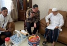 Wali Kota Serang Temui KH Embay, Sepakat Perketat Aturan Miras & Hiburan Malam Walikota Serang Budi Rustandi didampingi Wahyu Nurjamil mendatangi kediaman KH Embay MS