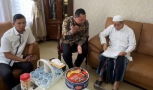 Walikota Serang Budi Rustandi didampingi Wahyu Nurjamil mendatangi kediaman KH Embay MS