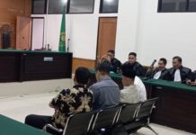 Kasus Pagar Laut Tangerang,Kades Kohod CS Divonis 3,6 Tahun Penjara Kades Kohod CS sedang mendengarkan vonis hakim.