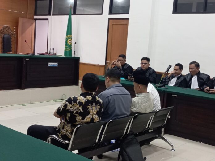 Kades Kohod CS sedang mendengarkan vonis hakim.