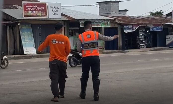 Salah satu relawan dari Banten (kiri) yang diduga kena pungli di Palembang. (Foto: relawan).