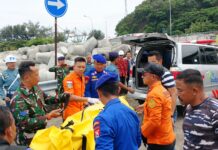 Kapal Nelayan KM Marina 7 Terbakar di Perairan Pulau Ular Cilegon, Satu ABK Meninggal Tim SAR Gabungan mengevakuasi korban meninggal di musibah kebakaran KM Marina 7.