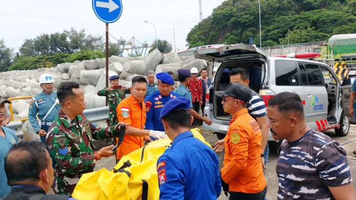 Tim SAR Gabungan mengevakuasi korban meninggal di musibah kebakaran KM Marina 7.