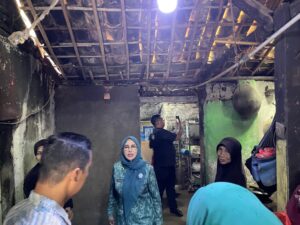 Arfina Rustandi Datangi Lansia Sebatang Kara hingga Korban KDRT saat Tebar Bantuan di Cipare.