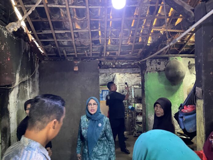 Arfina Rustandi Datangi Lansia Sebatang Kara hingga Korban KDRT saat Tebar Bantuan di Cipare.