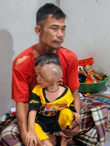 Farhan dipangku bapaknya.