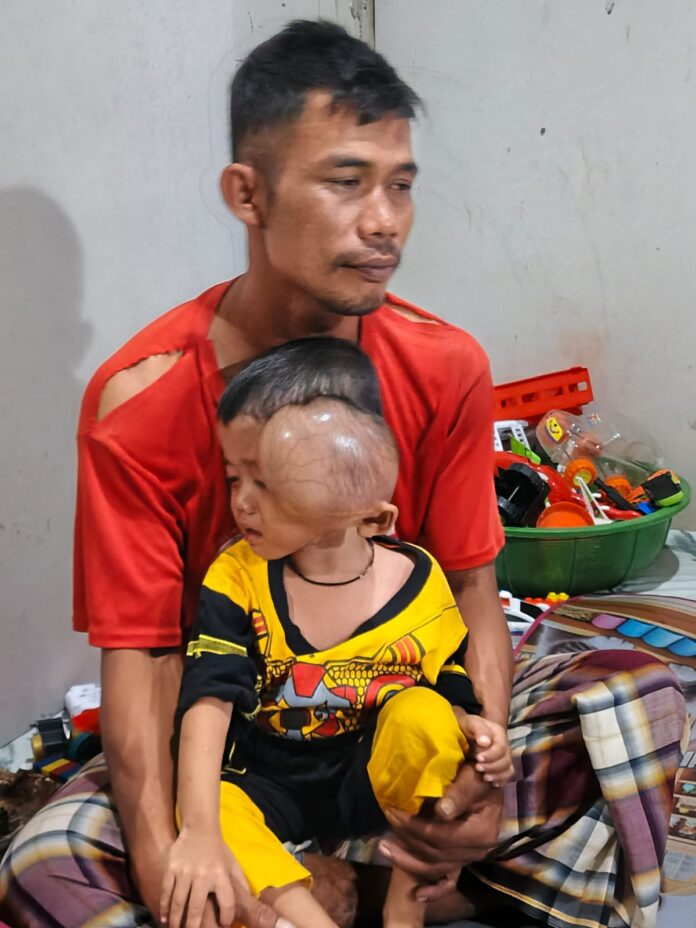 Farhan dipangku bapaknya.