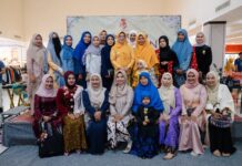 Kebaya Hadir di Ruang Modern, Ibu-Ibu Berkeliling Mall of Serang dalam Parade Pelestarian Budaya Kebaya Hadir di Ruang Modern, Ibu-Ibu Berkeliling Mall of Serang dalam Parade Pelestarian Budaya.