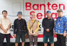 Warga Baduy Antusias Ikuti Pengobatan Gratis dan Pemeriksaan Kesehatan dari Dinkes Banten Kadinkes Banten (tengah) didampimgi Jaro dan aparat desa Baduy.