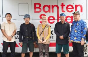 Kadinkes Banten (tengah) didampimgi Jaro dan aparat desa Baduy.