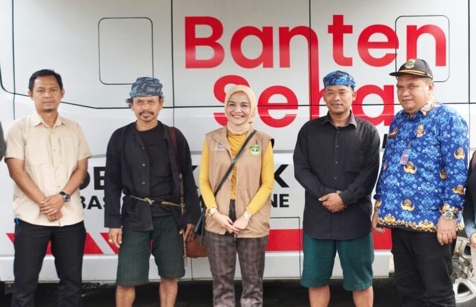 Kadinkes Banten (tengah) didampimgi Jaro dan aparat desa Baduy.