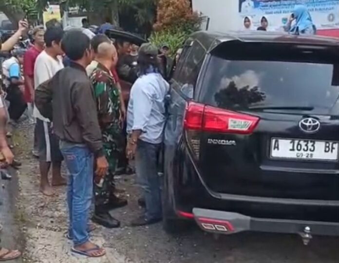 Insiden Maut di Majasari, Mobil Pejabat Pandeglang Tabrak Siswa dan Pedagang.