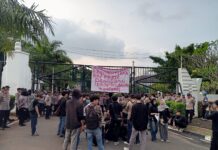 Banyak Sekolah di Lebak Tak Layak, Kumala Geruduk Kantor Gubernur Banten Aksi KUMALA di KP3B.