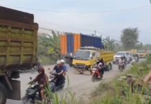 Warga Tolak Wacana Penambahan Jam Operasional Truk Tambang di Jalur Bojonegara–Puloampel Truk tambang melintas di jalan Bojonegara-Puloampel.