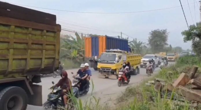 Truk tambang melintas di jalan Bojonegara-Puloampel.