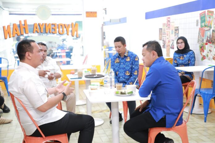 Wamendagri Bima Ngopi Bareng Budi Rustandi di Royal Baroe, Bahas Tata Kota Serang sebagai Wajah Ibu Kota Provinsi.