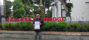Puji Santoso usai melaporkan dugaan korupsi kominfo ke Kejati Banten.