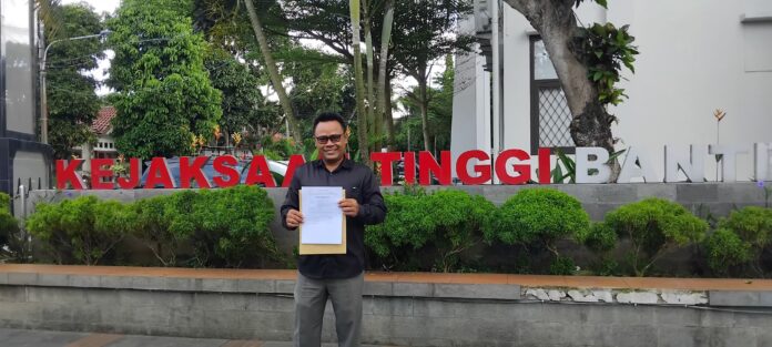 Puji Santoso Puji Santoso usai melaporkan dugaan korupsi kominfo ke Kejati Banten.