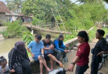 Relawan Jepang Survei Jembatan Rapuh di Kampung Ciseke Serang, Siap Bangun Akses Penghubung Warga Jembatan Ciseke.