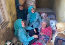 Masita Warga Kota Serang, 15 Tahun Sakit dan Ditinggal Suami, Warga Kampung Jadi Tempat Bergantung Tinawati Andra Soni di kediamam nenek sebatangkara di kasemem kota serang.