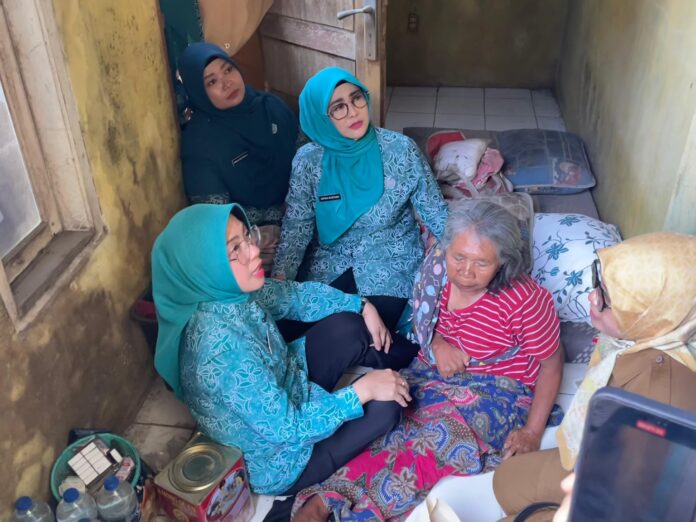 Tinawati Tinawati Andra Soni di kediamam nenek sebatangkara di kasemem kota serang.