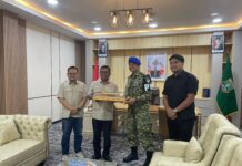 Gubernur Andra Soni Apresiasi Sinergi Denpom III/4 Serang dalam Menjaga Kondusivitas Banten Dandempom memberikan cinderamata ke Gubernur Banten.