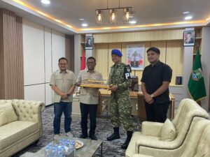 Dandempom memberikan cinderamata ke Gubernur Banten.