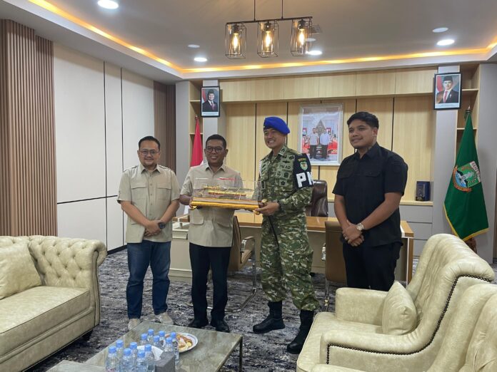 Dandempom memberikan cinderamata ke Gubernur Banten.