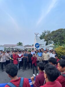 Aksi IMM Serang di depan pendopo bupati Serang,Jumat (5/6/2026).