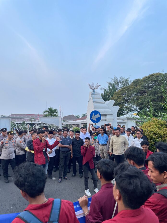 Aksi IMM Serang di depan pendopo bupati Serang,Jumat (5/6/2026).