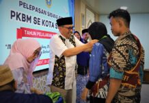 Pelepasan Siswa-Siswi PKBM Se-Kota Serang TA 2025/2026 : Siap Kuliah, Kerja, Wirausaha, Bahkan Main Film Oke! Sekretaris Dindikbud Kota Serang Tb Agus Suryadin secara simbolis melepas lulusan pendidikan kesetaraan, Jumat (19/6/2026).