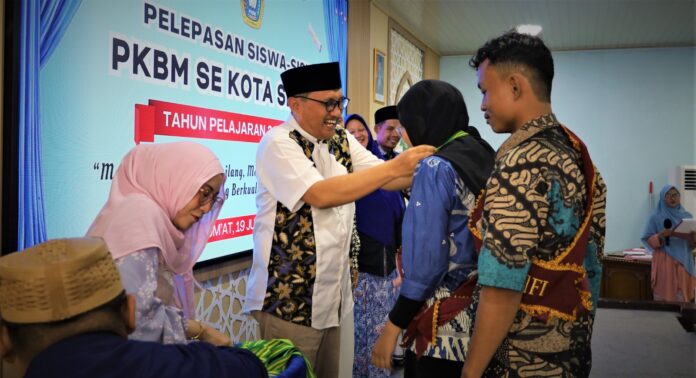 Sekretaris Dindikbud Kota Serang Tb Agus Suryadin secara simbolis melepas lulusan pendidikan kesetaraan, Jumat (19/6/2026).