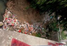 Relawan Temukan Banyak Sampah Rumah Tangga di Sungai, Edukasi dan Sanksi Sosial Diusulkan Salah satu titik pembuangan sampah di kali banten.