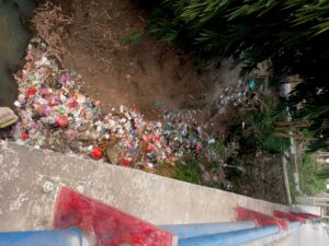 Salah satu titik pembuangan sampah di kali banten.